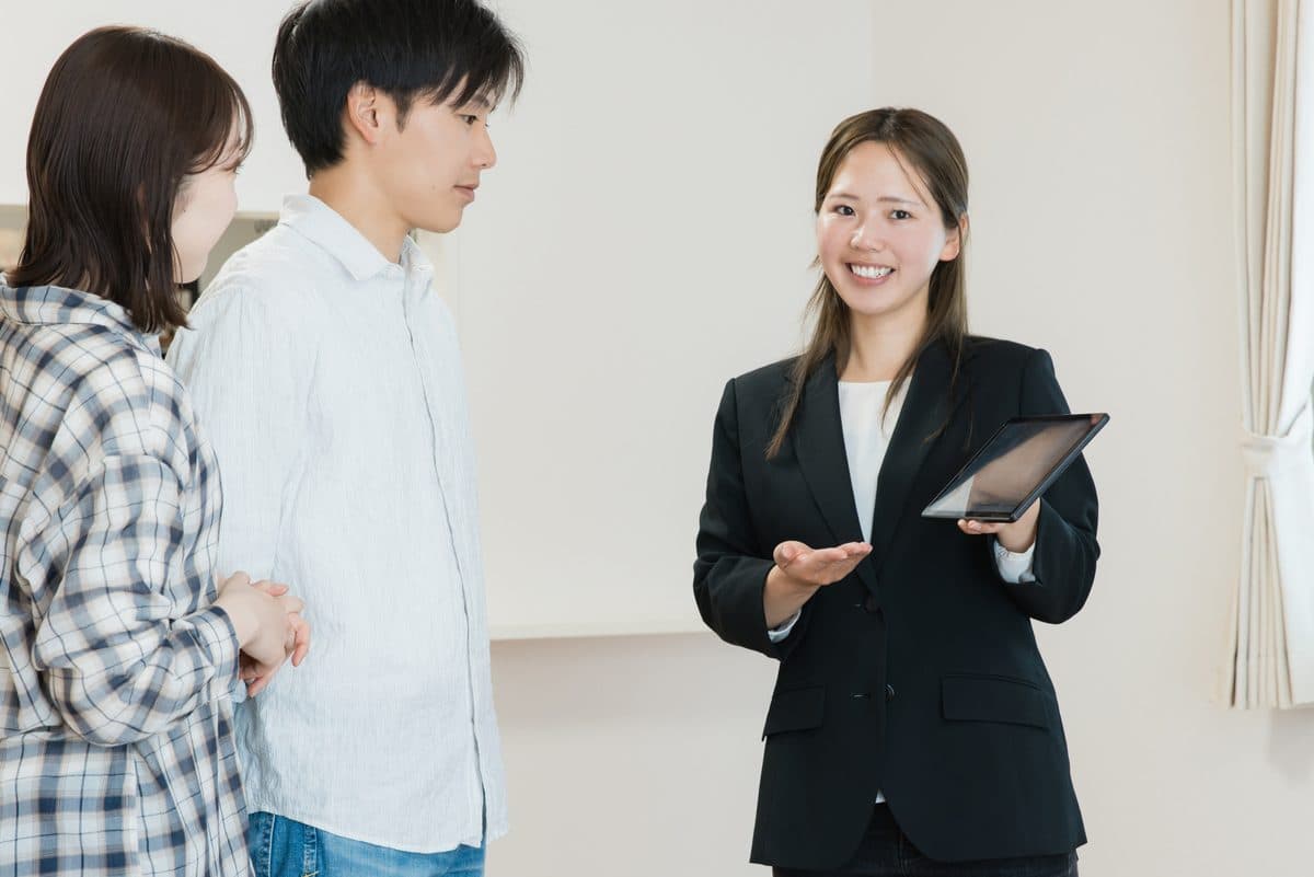 不動産会社の案内を聞く夫婦