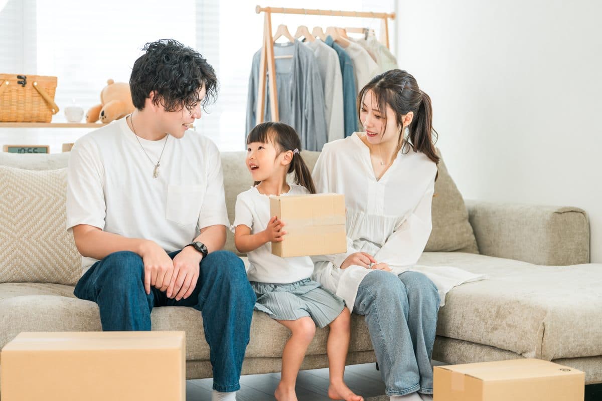 引越しの荷造りをする家族