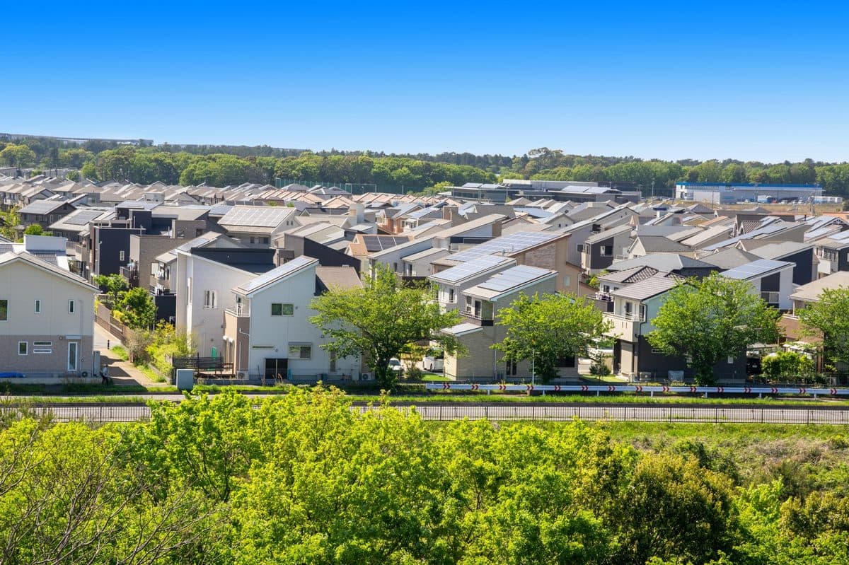 晴天の下に広がる戸建て住宅地