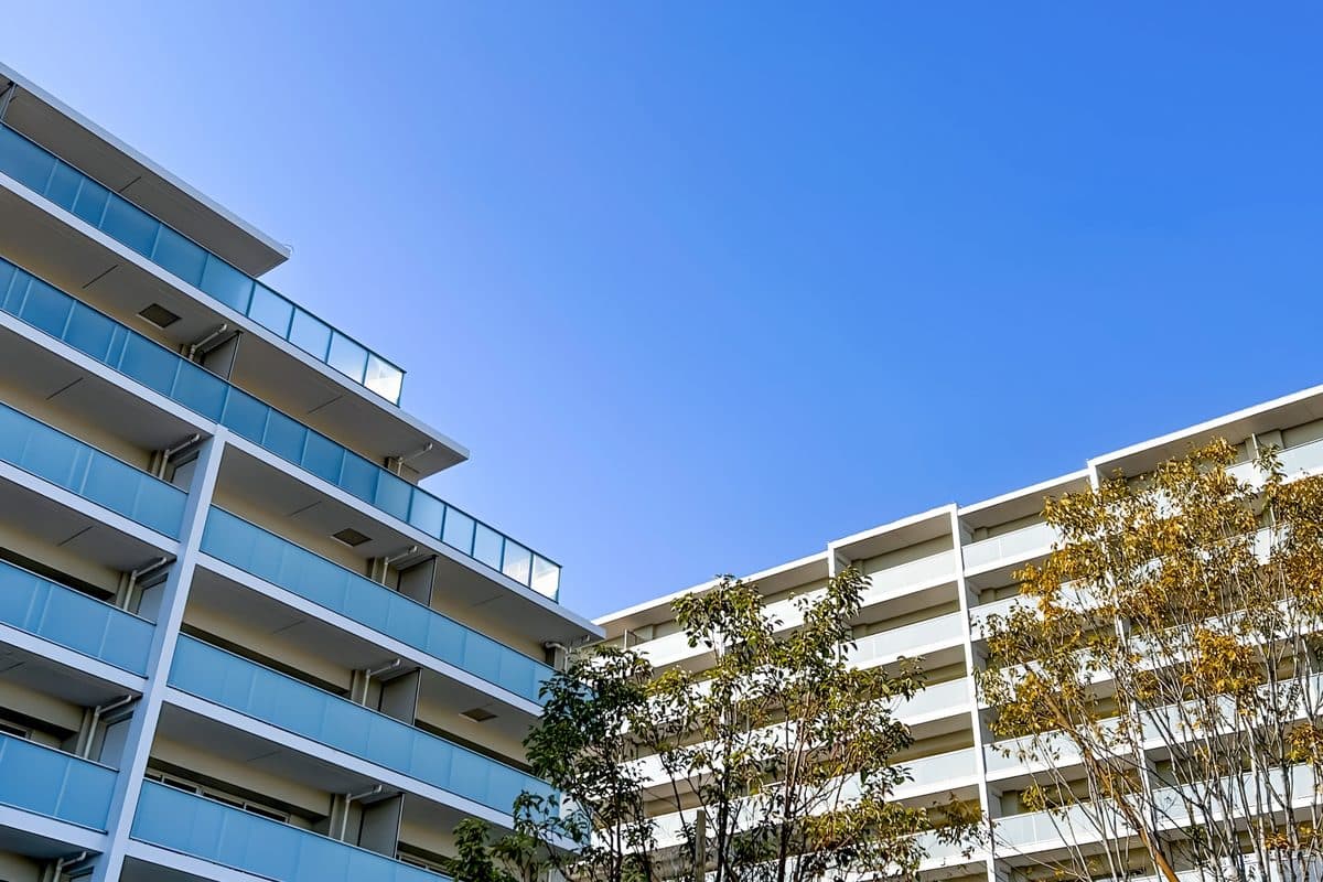 青空を背景にした新築マンション