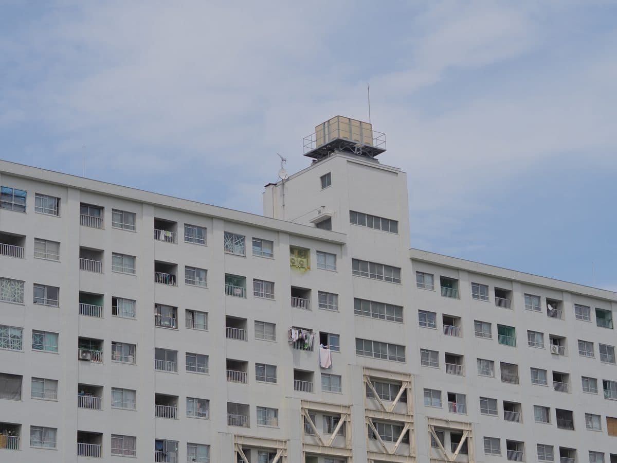 築年数の経った集合住宅の外観