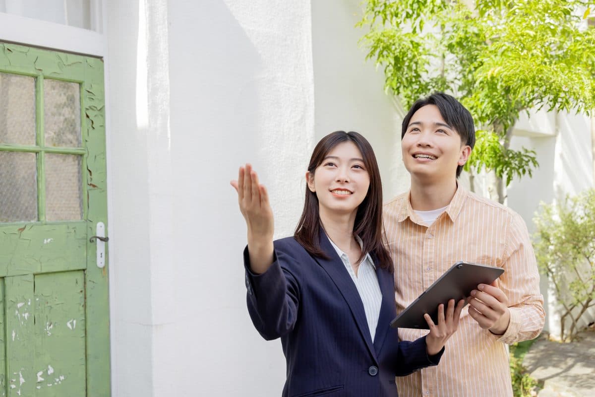 内覧で家を案内する不動産担当者