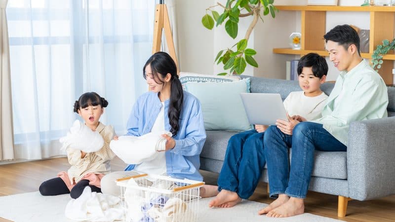 住み慣れたリビングでくつろぐ家族