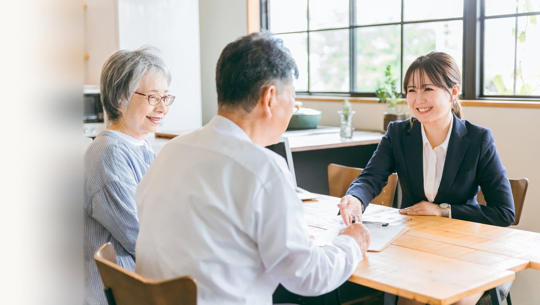 ご夫婦が担当者の女性と机で相談している様子