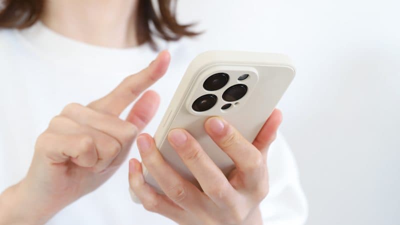 スマホで AI 査定を試す様子